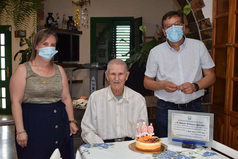 Antoñito Rodríguez posa sonriente junto al alcalde Francisco Atta y a la concejala Naira Hernández (Foto TA)